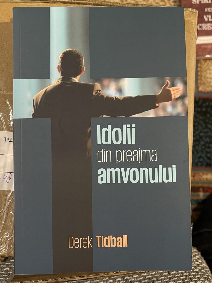 idolii din preajma amvonului