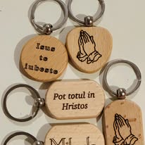 5 brelocuri mixte de lemn.