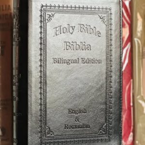 Biblia bilingva engleză-română, marime mare, piele ecologica, neagra, fermoar, index, margini aurii, cuv. lui Isus cu rosu