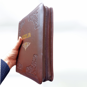 Biblia de studiu inductiv (trad. D. Cornilescu), piele naturala handmade, maro, fermoar, margini aurii