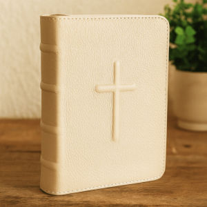Biblia mica, piele, crem deschis, index, fermoar, margini aurii, simbol cruce in relief, cuv. lui Isus in rosu