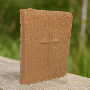 Biblia mica, piele, maro, index, fermoar, margini aurii, simbol cruce in relief, cuv. lui Isus in rosu