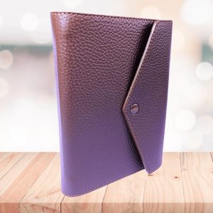 Biblia marime medie, maro, piele, inchidere clapeta cu capsa , margini aurii, index, cuv. lui Isus cu rosu