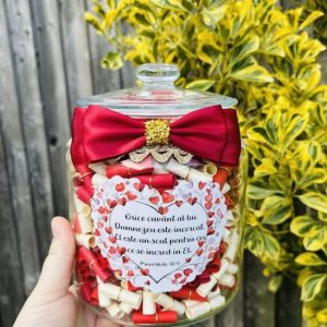 Borcan cu 365 versete nuanta de rosu .